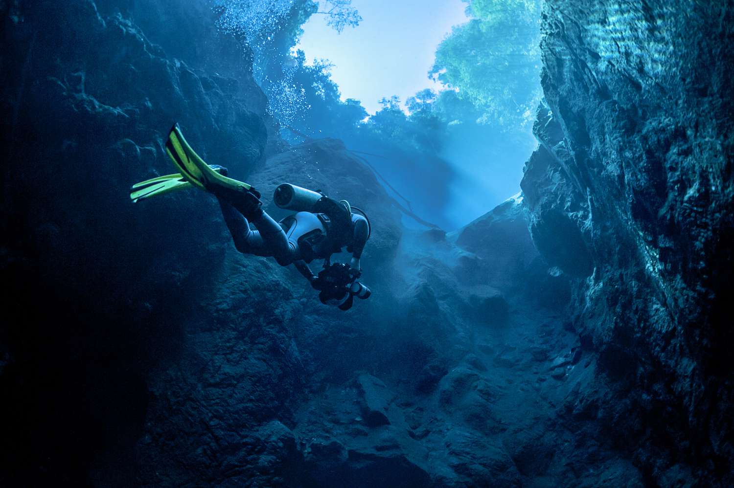 What Precautions Do Cave Divers Take?